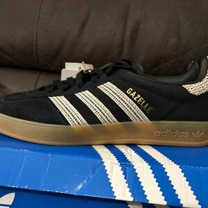 Adidas Gazelle Indoor Black and White Sneakers brand new broken box size 6 women
